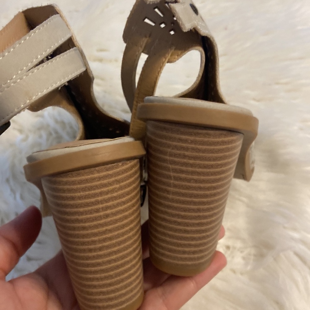 True Craft light gray Heels with Laser-Cut Design BNWOT size 9.5 see all photos - Picture 11 of 12